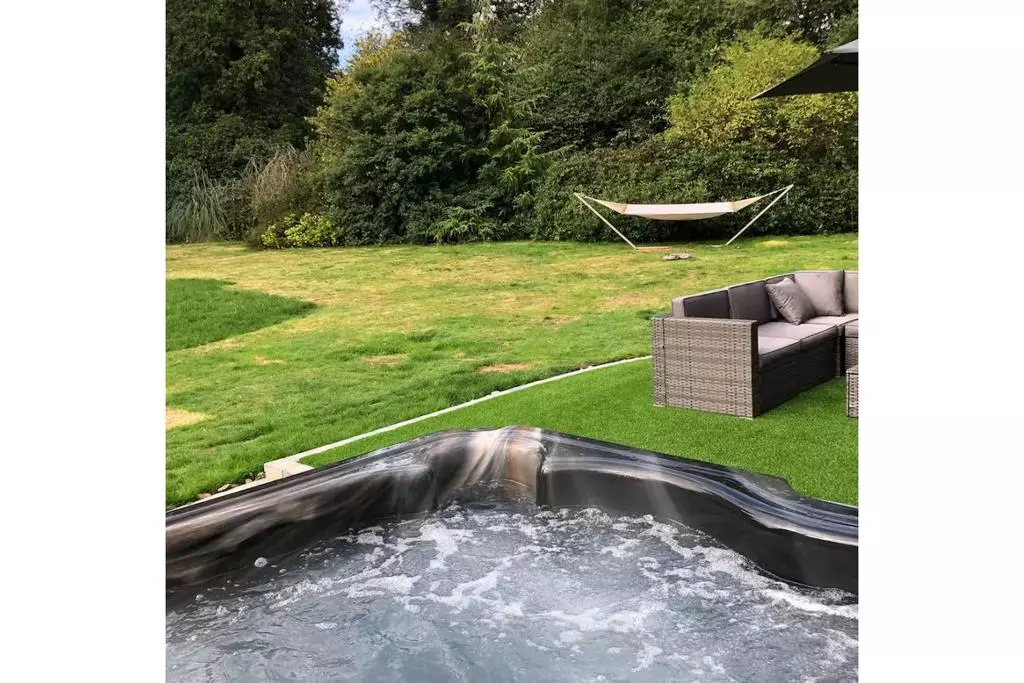 Garden & Hot Tub